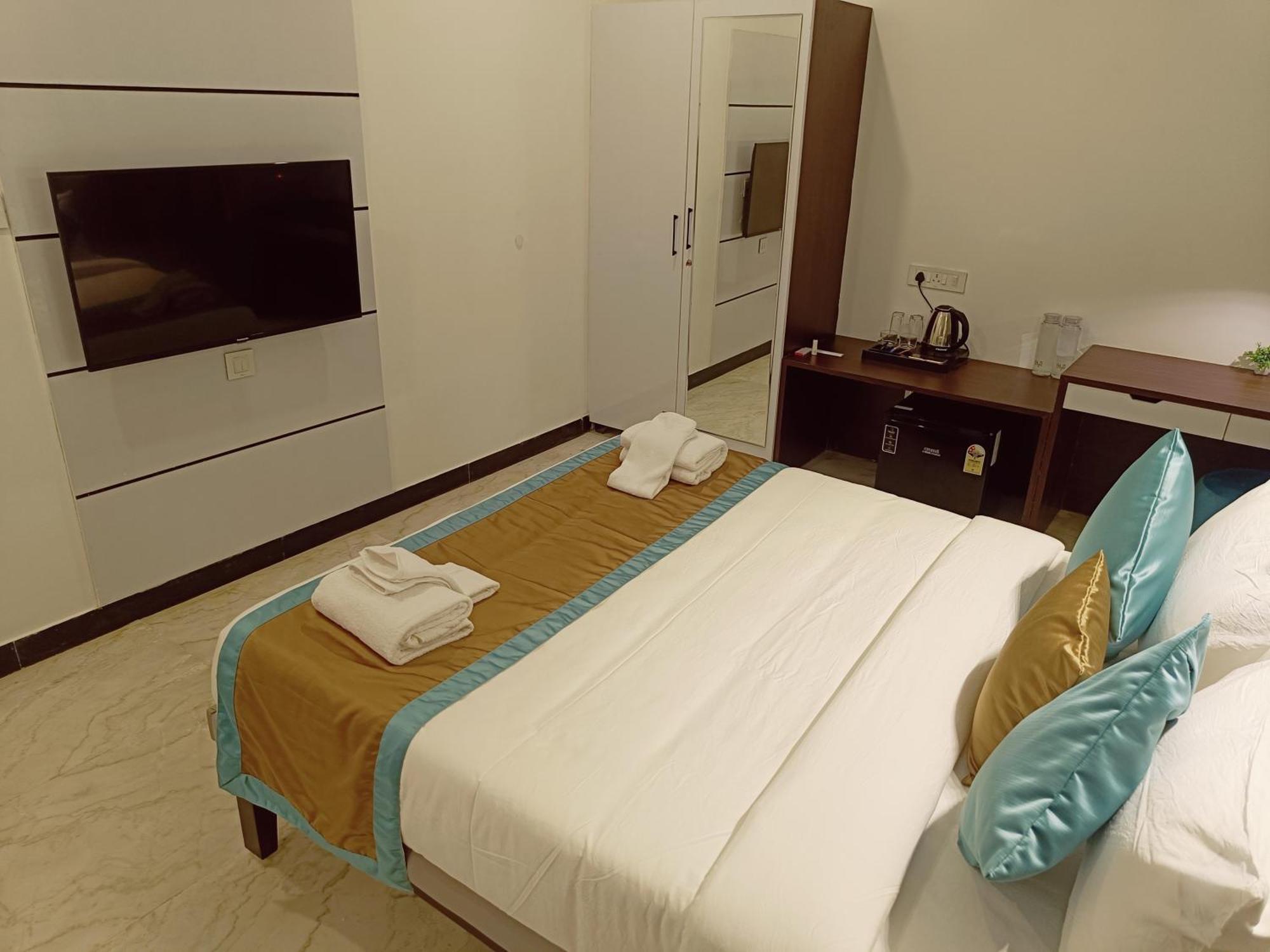 Bay Breeze Suites Chennai Ngoại thất bức ảnh